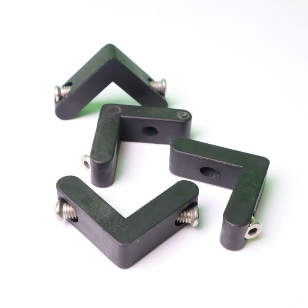 Set composto da 4 squadretti angolari in nylon rinforzato
