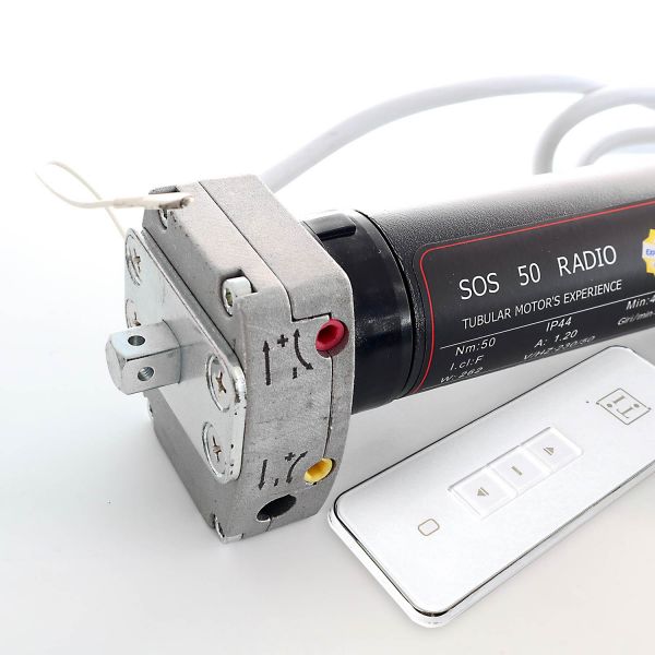 Motore elettrico con manovra di soccorso e telecomando per tapparelle e tende