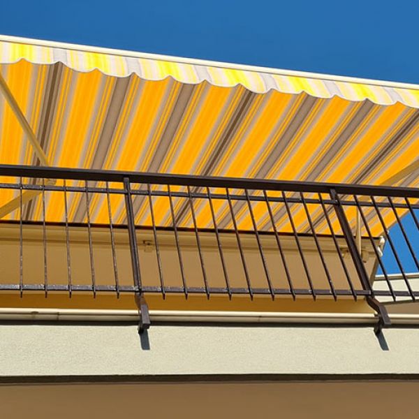 Tenda da sole a bracci estensibili con cassonetto