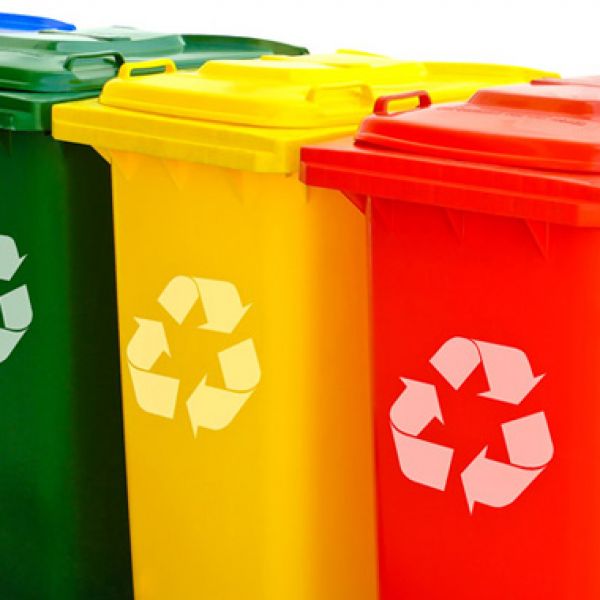 Cassonetti ecologici e scope